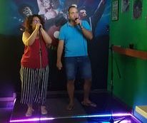 Cantando en el Karaoke
