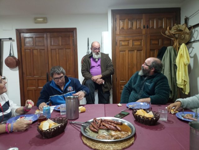 Degustando la cena con nuestro amigo Julio